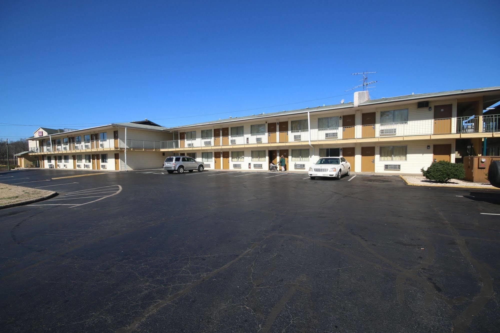 Royal And Airport Motel